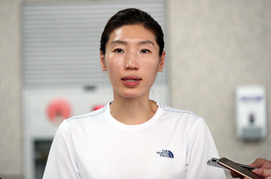2018 자카르타-팔렘방 아시안게임에 출전하는 여자농구 남북 단일팀의 주장 임영희가 13일 오후 인천국제공항에서 출국 전 인터뷰를 하고 있다.   연합뉴스